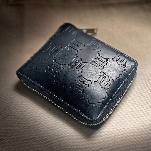 MISBHV unisex black leather wallet w. embossed monogram pattern - Picture 3 of 10